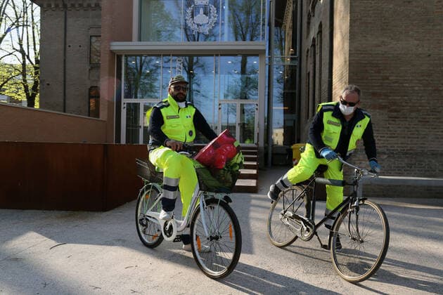Cavezzo (Mo). Civil Protection volunteers on bicycles distribute door-to-door the necessary masks to contain the spread of Coronavirus (ROBERTO BRANCOLINI Fotogramma, Modena - 2020-04-11) p.s. la foto e utilizzabile nel rispetto del contesto in cui e stata scattata, e senza intento diffamatorio del decoro delle persone rappresentate  Copyright: xROBERTOxBRANCOLINIx xFOTOGRAMMAx