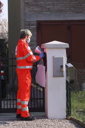 San Prospero (Mo). Anpas volunteers distribute door-to-door the necessary masks to contain the spread of Coronavirus (ROBERTO BRANCOLINI Fotogramma, Modena - 2020-04-11) p.s. la foto e utilizzabile nel rispetto del contesto in cui e stata scattata, e senza intento diffamatorio del decoro delle persone rappresentate  Copyright: xROBERTOxBRANCOLINIx xFOTOGRAMMAx