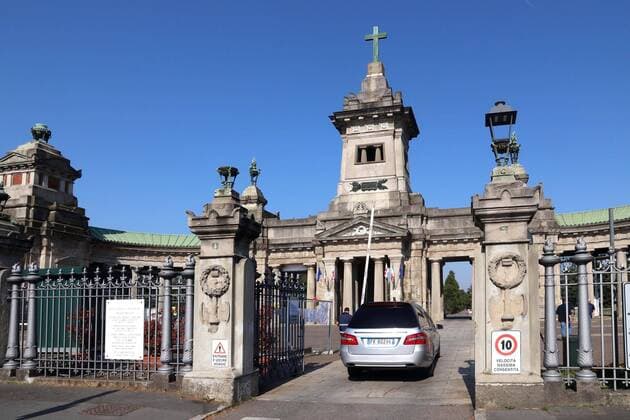 foto IPP Giorgio Rossi- Milano 11 04 2020 - emergenza coronavirus - cimitero maggiore- Nella foto addetti al cimitero aspettano l arrivo dei carri funebri - emergenza coronavirus - cimitero  0