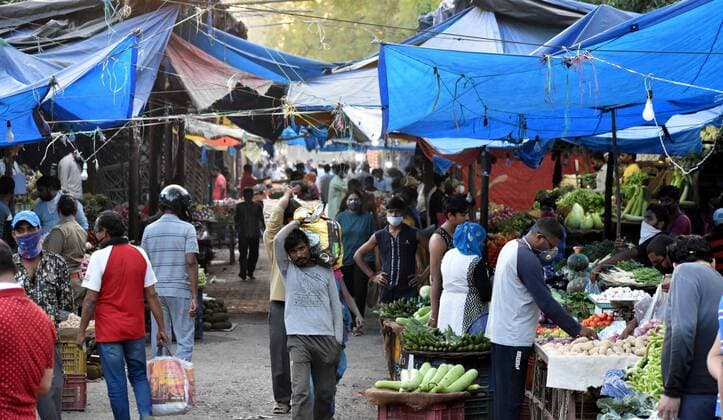 April 11, 2020, Prayagraj, Uttar Pradesh, India: Prayagraj: People buying vegetable during a government-imposed nationwide lockdown as a preventive measure against the COVID-19 coronavirus, in Allahabad on Saturday, April 11,2020. Prayagraj India - ZUMAv115 20200411_zap_v115_029 Copyright: xPrabhatxKumarxVermax