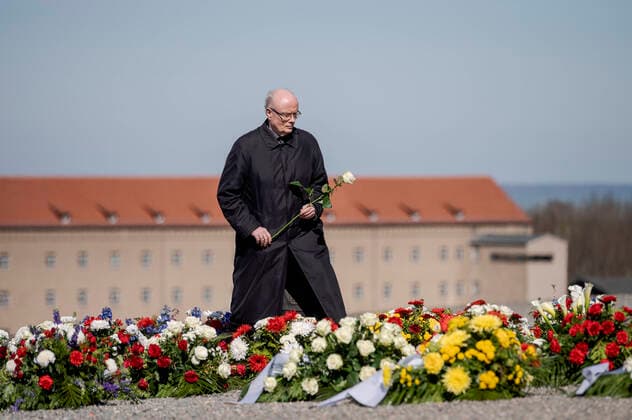 Bilder des Jahres 2020, News 04 April News Themen der Woche KW15 News Bilder des Tages 75 JAHRE BEFREIUNG BUCHENWALD 11 04 2020 - Buchenwald: Am 11. April 2020 jährt sich zum 75. mal die Befreiung des Konzentrationslagers Buchenwald. Auf Grund von COVID-19 kann nur ein kleines Gedenken stattfinden. Der Leiter der Gedenkstätte Buchenwald Volkhard Knigge kommt mit einer Rose zum Gedenken auf den Appellplatz. _________________ *** 75 YEARS OF FREEDOM OF BUCHENWALD 11 04 2020 Buchenwald 11 April 2020 marks the 75th anniversary of the liberation of Buchenwald Concentration Camp Only a small commemoration can take place due to COVID 19 The director of the Buchenwald Memorial, Volkhard Knigge, comes to the roll call area with a rose to commemorate