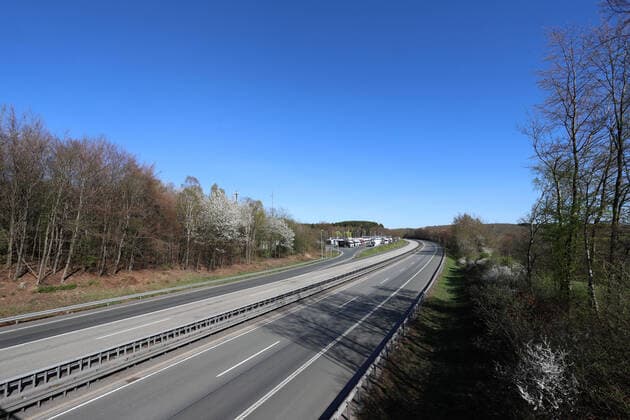 Coronavirus Angst, Auswirkungen wegen des Coronavirus (Covid-19), die Autobahn A45 (Sauerlandlinie) an der Raststaette Siegerland Ost zwischen Siegen und Freudenberg, fast leer, von Osterreiseverkehr keine Spur Autobahn A45 am 11.04.2020 in Siegen Deutschland.