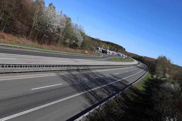 Coronavirus Angst, Auswirkungen wegen des Coronavirus (Covid-19), die Autobahn A45 (Sauerlandlinie) an der Raststaette Siegerland Ost zwischen Siegen und Freudenberg, fast leer, von Osterreiseverkehr keine Spur Autobahn A45 am 11.04.2020 in Siegen Deutschland.