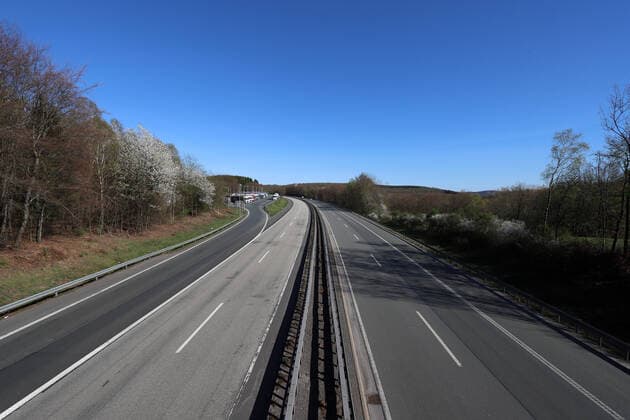 News Bilder des Tages Coronavirus Angst, Auswirkungen wegen des Coronavirus (Covid-19), die Autobahn A45 (Sauerlandlinie) an der Raststaette Siegerland Ost zwischen Siegen und Freudenberg, fast leer, von Osterreiseverkehr keine Spur Autobahn A45 am 11.04.2020 in Siegen Deutschland.