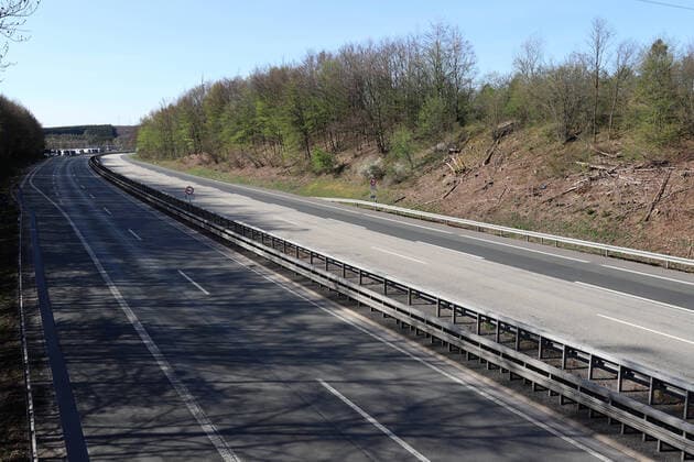 Coronavirus Angst, Auswirkungen wegen des Coronavirus (Covid-19), die Autobahn A45 (Sauerlandlinie) an der Raststaette Siegerland Ost zwischen Siegen und Freudenberg, fast leer, von Osterreiseverkehr keine Spur Autobahn A45 am 11.04.2020 in Siegen Deutschland.