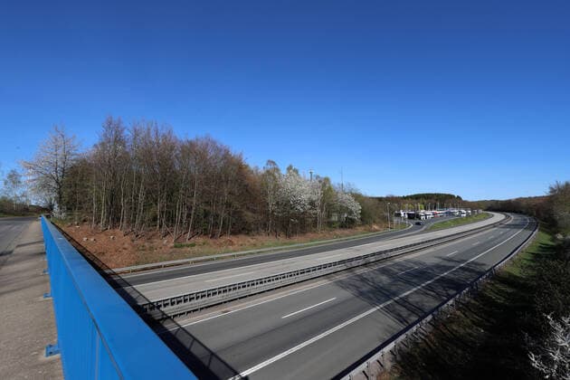 Coronavirus Angst, Auswirkungen wegen des Coronavirus (Covid-19), die Autobahn A45 (Sauerlandlinie) an der Raststaette Siegerland Ost zwischen Siegen und Freudenberg, fast leer, von Osterreiseverkehr keine Spur Autobahn A45 am 11.04.2020 in Siegen Deutschland.