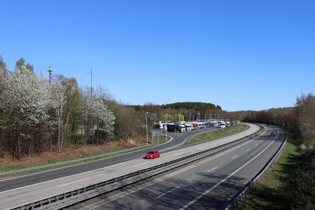 Coronavirus Angst, Auswirkungen wegen des Coronavirus (Covid-19), die Autobahn A45 (Sauerlandlinie) an der Raststaette Siegerland Ost zwischen Siegen und Freudenberg, fast leer, von Osterreiseverkehr keine Spur Autobahn A45 am 11.04.2020 in Siegen Deutschland.