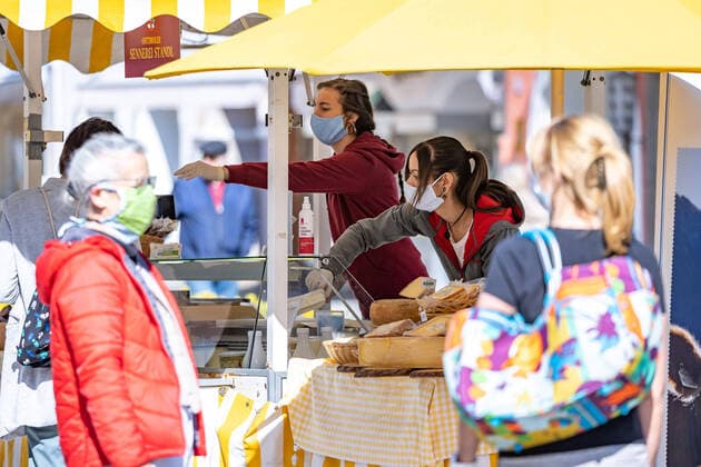 Lienz THEMENBILD - In Oesterreich gelten aufgrund der Covid-19-Pandemie Ausgangsbeschraenkungen, Betretungsverbote und andere Regelungen, die in das Alltagsleben eingreifen. Hier im Bild Stadtmarkt Lienz am Samstag 11. April 2019 In Austria, due to the Covid 19 pandemic, exit restrictions, entry bans and other regulations that affect everyday life apply. Here in the picture: city market. Lienz on Saturday April 11, 2019.