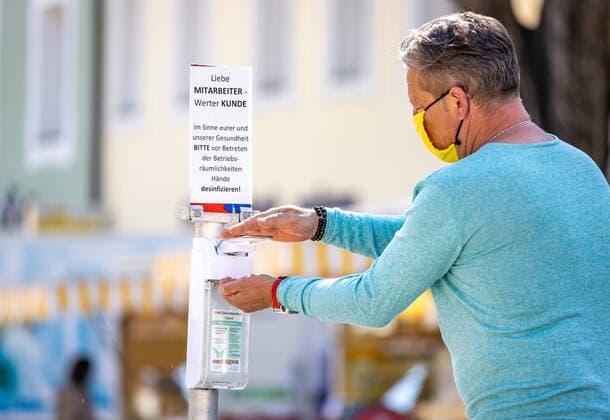 Lienz THEMENBILD - In Oesterreich gelten aufgrund der Covid-19-Pandemie Ausgangsbeschraenkungen, Betretungsverbote und andere Regelungen, die in das Alltagsleben eingreifen. Hier im Bild Desinfektion am Eingang zum Stadtmarkt Lienz am Samstag 11. April 2019 In Austria, due to the Covid 19 pandemic, exit restrictions, entry bans and other regulations that affect everyday life apply. Here in the picture: city market. Lienz on Saturday April 11, 2019.