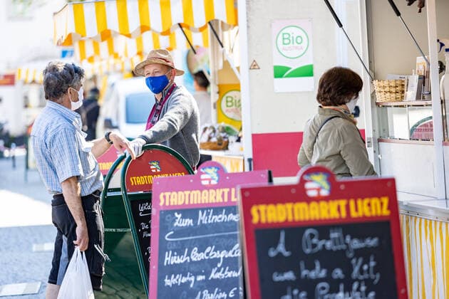 Lienz THEMENBILD - In Oesterreich gelten aufgrund der Covid-19-Pandemie Ausgangsbeschraenkungen, Betretungsverbote und andere Regelungen, die in das Alltagsleben eingreifen. Hier im Bild Stadtmarkt Lienz am Samstag 11. April 2019 In Austria, due to the Covid 19 pandemic, exit restrictions, entry bans and other regulations that affect everyday life apply. Here in the picture: city market. Lienz on Saturday April 11, 2019.