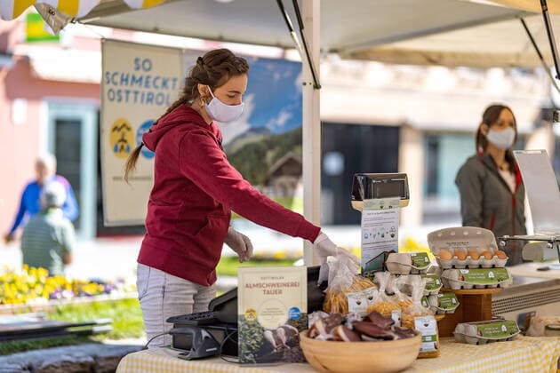 Lienz THEMENBILD - In Oesterreich gelten aufgrund der Covid-19-Pandemie Ausgangsbeschraenkungen, Betretungsverbote und andere Regelungen, die in das Alltagsleben eingreifen. Hier im Bild Stadtmarkt Lienz am Samstag 11. April 2019 In Austria, due to the Covid 19 pandemic, exit restrictions, entry bans and other regulations that affect everyday life apply. Here in the picture: city market. Lienz on Saturday April 11, 2019.