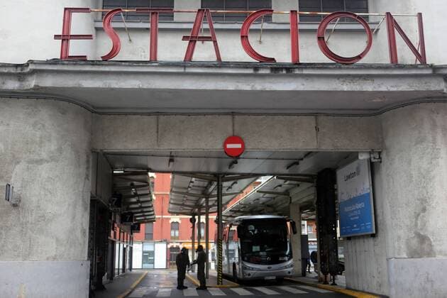 Spain: 29th day of alert status for CoVid-19 Gijon, SPAIN: Two soldiers speak at the Gijon bus station during the 29th day of the Spanish Alert State, in Gijon, Spain on April 11, 2020. Gijon Asturias Spain Copyright: AlbertoxBrevers