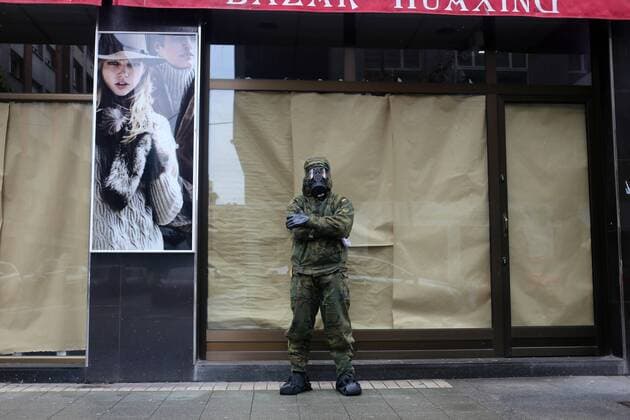 Spain: 29th day of alert status for CoVid-19 Gijon, SPAIN: A Spanish Army soldier waiting for the rest of his comrades during the 29th day of the State of Alert in Spain, in Gijon, Spain on April 11, 2020. Gijon Asturias Spain Copyright: AlbertoxBrevers