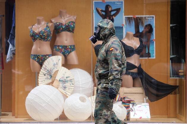 News Bilder des Tages Spain: 29th day of alert status for CoVid-19 Gijon, SPAIN: A Spanish Army soldier passes through a shop window of female underwear during the 29th day of the Spanish Alert State, in Gijon, Spain on April 11, 2020. Gijon Asturias Spain Copyright: AlbertoxBrevers