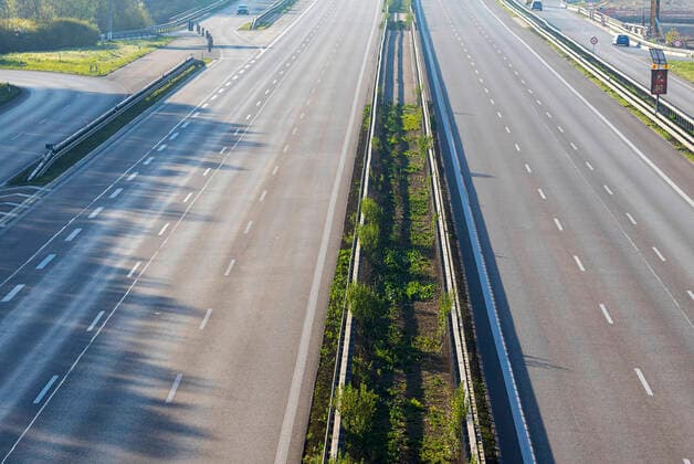 DEU, Deutschland, Baden-Württemberg, Stuttgart, 11.04.2020: Autobahn A8 bei Stuttgart in Zeiten der Corona-Pandemie. Es sind nur wenige Fahrzeuge unterwegs.