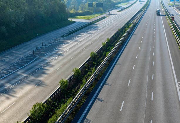 DEU, Deutschland, Baden-Württemberg, Stuttgart, 11.04.2020: Autobahn A8 bei Stuttgart in Zeiten der Corona-Pandemie. Es sind nur wenige Fahrzeuge unterwegs.