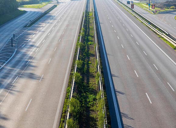 DEU, Deutschland, Baden-Württemberg, Stuttgart, 11.04.2020: Autobahn A8 bei Stuttgart in Zeiten der Corona-Pandemie. Es sind nur wenige Fahrzeuge unterwegs.