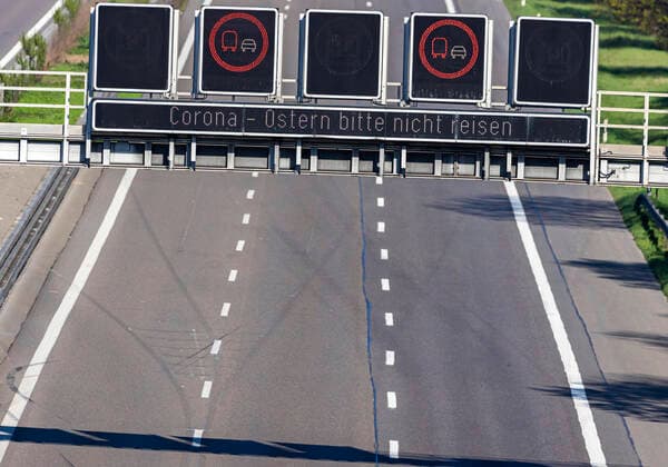 DEU, Deutschland, Baden-Württemberg, Stuttgart, 11.04.2020: Autobahn A8 bei Stuttgart in Zeiten der Corona-Pandemie. Es sind nur wenige Fahrzeuge unterwegs. Ein LED Wechselverkehrszeichen mahnt zum Kontaktverzicht: Corona - Ostern bitte nicht reisen.