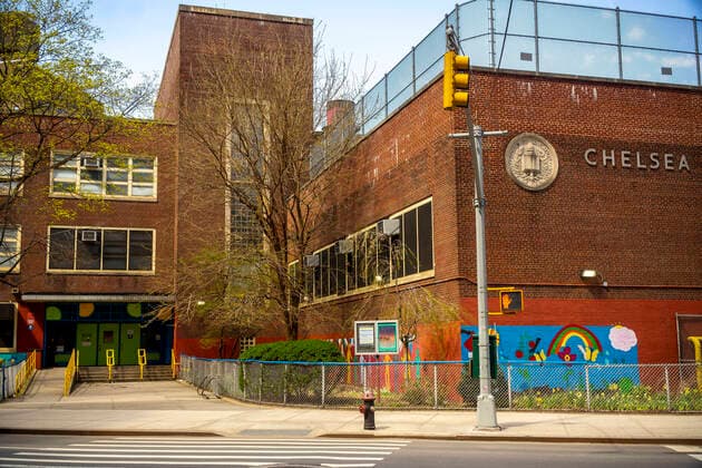 News Bilder des Tages New York during the COVID-19 pandemic The closed PS33 in the Chelsea neighborhood of New York on Saturday, April 11, 2020. New York Mayor Bill De Blasio announced that the New York City public schools will close for the rest of the school year, reopening hopefully in September. (  RichardxB.xLevine