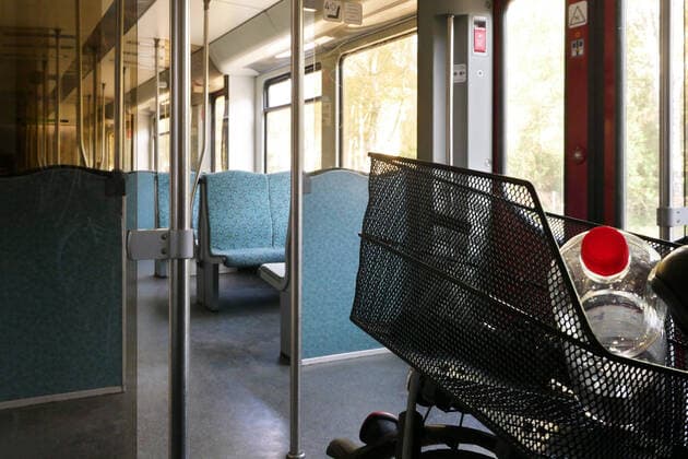 11.04.2020, Berlin - Deutschland. Trotz des tollen Wetters bleiben bleibt man zuhause, die S-Bahn ist bis auf wenige Ausflügler leer.