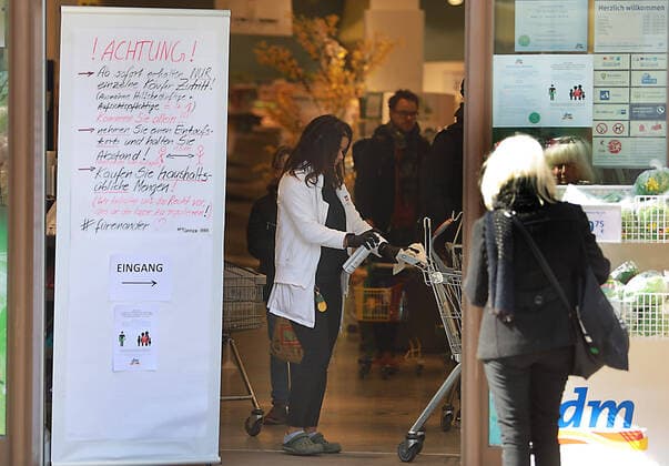 01.04.2020 Halle Saale CORONA Pandemie covid19 covid 19 Corona Virus Coronavirus foto:DM Drogerie in Halle Desinfektion Einkaufswagen desinfizieren Sachsen Anhalt . Der Fotograf übernimmt keine Haftung bei eventueller Verletzung von Rechten Dritter, Persönlichkeitsrechte sind zu wahren. Es gelten die Geschäftsbedingungen des Fotografen. Inhaltsverändernde Manipulation des Fotos nur nach ausdrücklicher Genehmigung des Fotografen. Verwendung nur mit Copyrightvermerk.