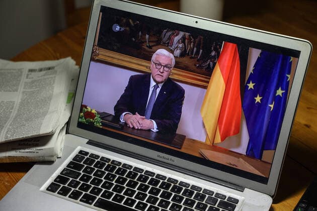 Fernsehansprache Bundespräsident Frank-Walter Steinmeier zum Umgang mit dem Corona Virus, aufgerufen an einem MacBook.