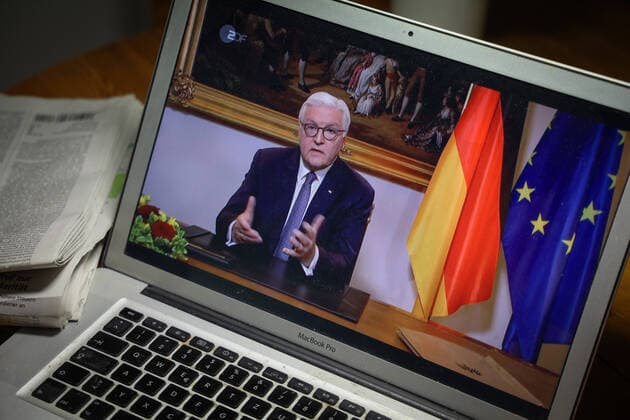 Fernsehansprache Bundespräsident Frank-Walter Steinmeier zum Umgang mit dem Corona Virus, aufgerufen an einem MacBook.
