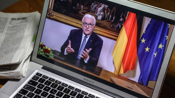 News Themen der Woche KW15 News Bilder des Tages Fernsehansprache Bundespräsident Frank-Walter Steinmeier zum Umgang mit dem Corona Virus, aufgerufen an einem MacBook.