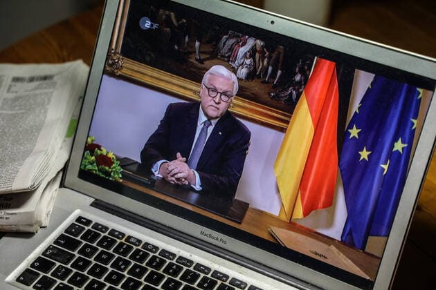 Fernsehansprache Bundespräsident Frank-Walter Steinmeier zum Umgang mit dem Corona Virus, aufgerufen an einem MacBook.