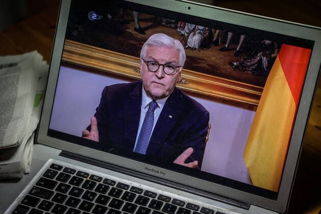Fernsehansprache Bundespräsident Frank-Walter Steinmeier zum Umgang mit dem Corona Virus, aufgerufen an einem MacBook.