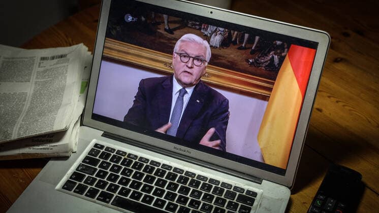 Fernsehansprache Bundespräsident Frank-Walter Steinmeier zum Umgang mit dem Corona Virus, aufgerufen an einem MacBook.