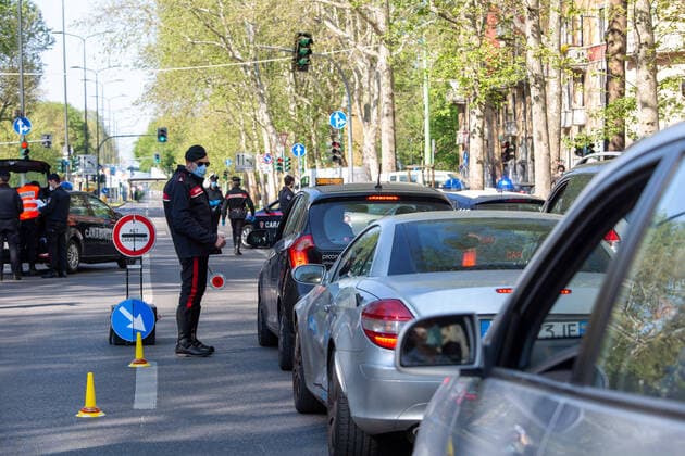 Milan, Coronavirus Covid emergency 19 carabinieri checkpoint on viale Fulvio Testi leaving Milan to avoid the Easter exodus (Massimo Alberico Fotogramma, Milan - 2020-04-11) p.s. la foto e utilizzabile nel rispetto del contesto in cui e stata scattata, e senza intento diffamatorio del decoro delle persone rappresentate  Copyright: xMassimoxAlbericox xFOTOGRAMMAx