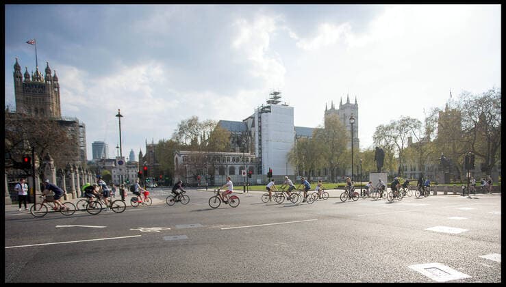 . 11 04 2020. London, United Kingdom. Corona Crisis London. Large groups of cyclists out in Westminster during the Coronavirus crisis lockdown.  xMartynxWheatleyx xi-Imagesx IIM-21013-0001