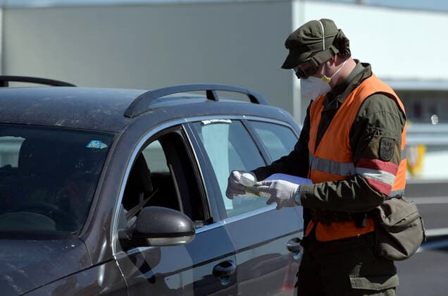 Nickelsdorf 07.04.2020, Nickelsdorf, AUT, Coronaviruskrise, Graenzkontrollen von Ungarn nach Oesterreich, im Bild Soldaten des Bundesheers im sicherheitspolizeilichen Assistenzeinsatz kontrollieren Fahrzeuge und Personen bei der Einreise von Ungarn nach Oesterreich during Soldiers of the Austrian Armed Forces in security police assistance missions check vehicles and persons entering Austria from Hungary in Nickelsdorf, Austria on 2020 04 07. Pictures 2020, PhotoCredit: Herbert P. Oczeret APA-POOL