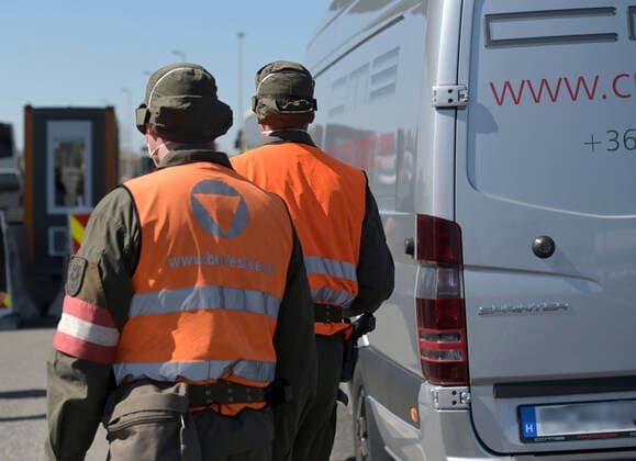 Nickelsdorf 07.04.2020, Nickelsdorf, AUT, Coronaviruskrise, Graenzkontrollen von Ungarn nach Oesterreich, im Bild Soldaten des Bundesheers im sicherheitspolizeilichen Assistenzeinsatz kontrollieren Fahrzeuge und Personen bei der Einreise von Ungarn nach Oesterreich during Soldiers of the Austrian Armed Forces in security police assistance missions check vehicles and persons entering Austria from Hungary in Nickelsdorf, Austria on 2020 04 07. Pictures 2020, PhotoCredit: Herbert P. Oczeret APA-POOL