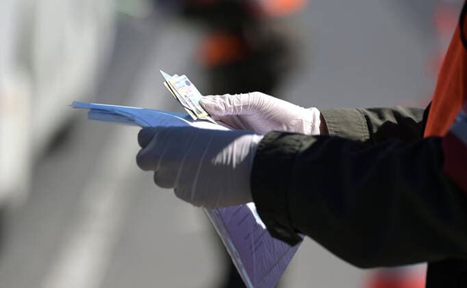 Nickelsdorf 07.04.2020, Nickelsdorf, AUT, Coronaviruskrise, Graenzkontrollen von Ungarn nach Oesterreich, im Bild Soldaten des Bundesheers im sicherheitspolizeilichen Assistenzeinsatz kontrollieren Fahrzeuge und Personen bei der Einreise von Ungarn nach Oesterreich during Soldiers of the Austrian Armed Forces in security police assistance missions check vehicles and persons entering Austria from Hungary in Nickelsdorf, Austria on 2020 04 07. Pictures 2020, PhotoCredit: Herbert P. Oczeret APA-POOL
