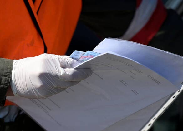 Nickelsdorf 07.04.2020, Nickelsdorf, AUT, Coronaviruskrise, Graenzkontrollen von Ungarn nach Oesterreich, im Bild Soldaten des Bundesheers im sicherheitspolizeilichen Assistenzeinsatz kontrollieren Fahrzeuge und Personen bei der Einreise von Ungarn nach Oesterreich during Soldiers of the Austrian Armed Forces in security police assistance missions check vehicles and persons entering Austria from Hungary in Nickelsdorf, Austria on 2020 04 07. Pictures 2020, PhotoCredit: Herbert P. Oczeret APA-POOL