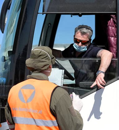 Nickelsdorf 07.04.2020, Nickelsdorf, AUT, Coronaviruskrise, Graenzkontrollen von Ungarn nach Oesterreich, im Bild Soldaten des Bundesheers im sicherheitspolizeilichen Assistenzeinsatz kontrollieren Fahrzeuge und Personen bei der Einreise von Ungarn nach Oesterreich during Soldiers of the Austrian Armed Forces in security police assistance missions check vehicles and persons entering Austria from Hungary in Nickelsdorf, Austria on 2020 04 07. Pictures 2020, PhotoCredit: Herbert P. Oczeret APA-POOL