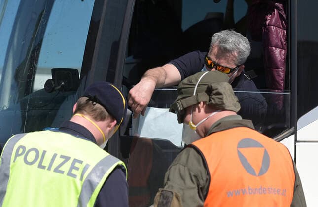 Nickelsdorf 07.04.2020, Nickelsdorf, AUT, Coronaviruskrise, Graenzkontrollen von Ungarn nach Oesterreich, im Bild Soldaten des Bundesheers im sicherheitspolizeilichen Assistenzeinsatz kontrollieren Fahrzeuge und Personen bei der Einreise von Ungarn nach Oesterreich during Soldiers of the Austrian Armed Forces in security police assistance missions check vehicles and persons entering Austria from Hungary in Nickelsdorf, Austria on 2020 04 07. Pictures 2020, PhotoCredit: Herbert P. Oczeret APA-POOL