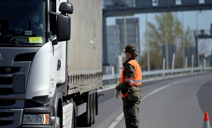 Nickelsdorf 07.04.2020, Nickelsdorf, AUT, Coronaviruskrise, Graenzkontrollen von Ungarn nach Oesterreich, im Bild Soldaten des Bundesheers im sicherheitspolizeilichen Assistenzeinsatz kontrollieren Fahrzeuge und Personen bei der Einreise von Ungarn nach Oesterreich during Soldiers of the Austrian Armed Forces in security police assistance missions check vehicles and persons entering Austria from Hungary in Nickelsdorf, Austria on 2020 04 07. Pictures 2020, PhotoCredit: Herbert P. Oczeret APA-POOL