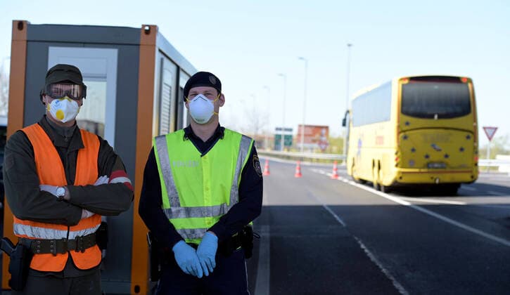 Nickelsdorf 07.04.2020, Nickelsdorf, AUT, Coronaviruskrise, Graenzkontrollen von Ungarn nach Oesterreich, im Bild Soldaten des Bundesheers im sicherheitspolizeilichen Assistenzeinsatz kontrollieren Fahrzeuge und Personen bei der Einreise von Ungarn nach Oesterreich during Soldiers of the Austrian Armed Forces in security police assistance missions check vehicles and persons entering Austria from Hungary in Nickelsdorf, Austria on 2020 04 07. Pictures 2020, PhotoCredit: Herbert P. Oczeret APA-POOL