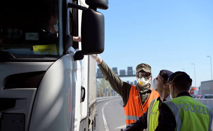 Nickelsdorf 07.04.2020, Nickelsdorf, AUT, Coronaviruskrise, Graenzkontrollen von Ungarn nach Oesterreich, im Bild Soldaten des Bundesheers im sicherheitspolizeilichen Assistenzeinsatz kontrollieren Fahrzeuge und Personen bei der Einreise von Ungarn nach Oesterreich during Soldiers of the Austrian Armed Forces in security police assistance missions check vehicles and persons entering Austria from Hungary in Nickelsdorf, Austria on 2020 04 07. Pictures 2020, PhotoCredit: Herbert P. Oczeret APA-POOL