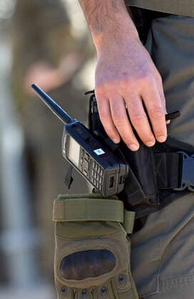 Nickelsdorf 07.04.2020, Nickelsdorf, AUT, Coronaviruskrise, Graenzkontrollen von Ungarn nach Oesterreich, im Bild Soldaten des Bundesheers im sicherheitspolizeilichen Assistenzeinsatz kontrollieren Fahrzeuge und Personen bei der Einreise von Ungarn nach Oesterreich during Soldiers of the Austrian Armed Forces in security police assistance missions check vehicles and persons entering Austria from Hungary in Nickelsdorf, Austria on 2020 04 07. Pictures 2020, PhotoCredit: Herbert P. Oczeret APA-POOL
