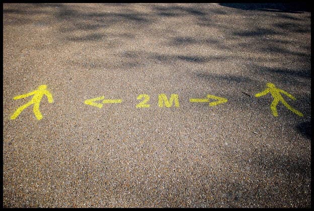 . 11 04 2020. London, United Kingdom. Corona Crisis London. A 2m distance warning painted on the path at Green Park during the Coronavirus crisis lockdown.  xMartynxWheatleyx xi-Imagesx IIM-21013-0005