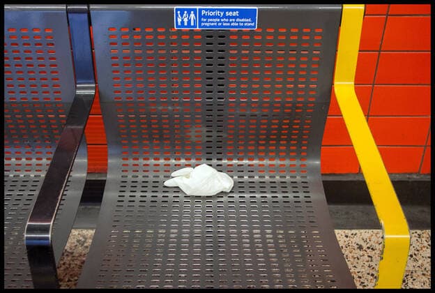 . 11 04 2020. London, United Kingdom. Corona Crisis London. Discarded surgical gloves at Green Park tube station during the Coronavirus crisis lockdown.  xMartynxWheatleyx xi-Imagesx IIM-21013-0007