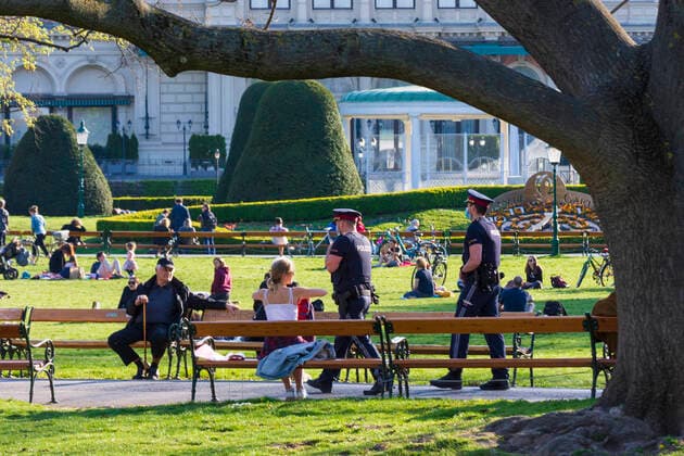park Stadtpark, police at foot patrol with face masks Wien, Vienna Wien Austria 01. Old Town