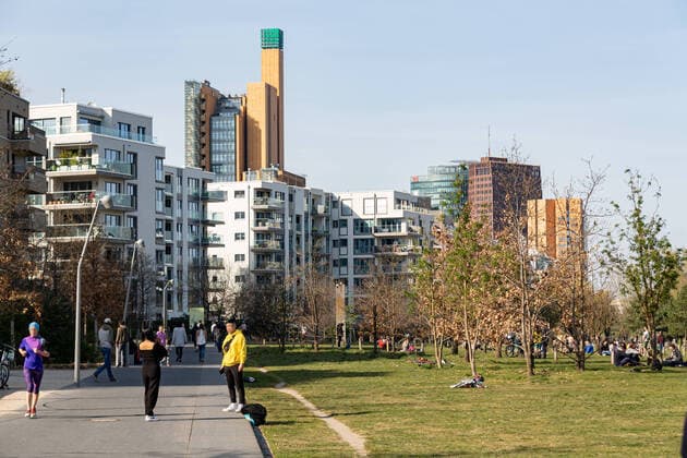 Berliner halten sich größtenteils an Corona-Kontaktregeln am O, Trotz der Ausgangsbeschränkungen aufgrund von Covid19 sind viele Parks gut mit Besuchern gefüllt. Die Abstandsregeln werden aber größtenteils eingehalten. Hier Bilder vom Park am Gleisdreieck. Berlin Berlin Deutschland