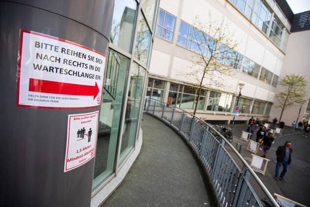 Eine lange Schlange von wartenden Menschen vor einem Baumarkt in Berlin am 11. April 2020. Die von Bund und Laender um die Verbreitung des Coronavirus (SARS-CoV-2) zu verlangsamen beschlossenenen Massnahmen dauern auch vor der Ostertage weiter an. Die Debatte ueber eine Mundschutzpflicht und die Wirksamkeit der Masken dauert in der Oeffentlichkeit weiter an. Coronavirus in Berlin