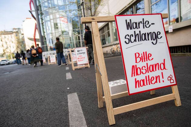 Eine lange Schlange von wartenden Menschen vor einem Baumarkt in Berlin am 11. April 2020. Die von Bund und Laender um die Verbreitung des Coronavirus (SARS-CoV-2) zu verlangsamen beschlossenenen Massnahmen dauern auch vor der Ostertage weiter an. Die Debatte ueber eine Mundschutzpflicht und die Wirksamkeit der Masken dauert in der Oeffentlichkeit weiter an. Coronavirus in Berlin