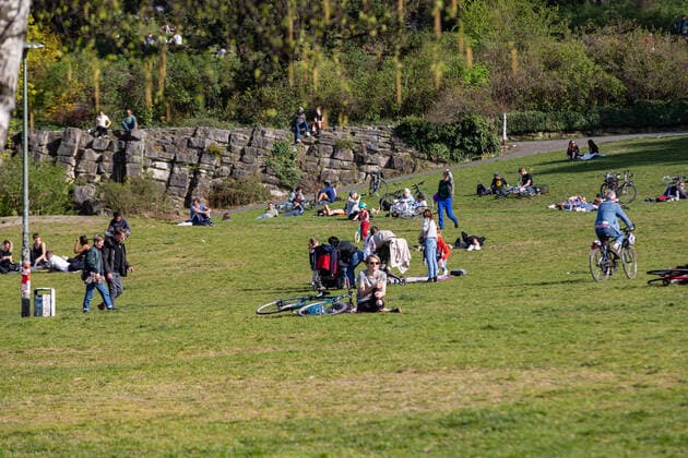 Berliner halten sich größtenteils an Corona-Kontaktregeln am O, Trotz der Ausgangsbeschränkungen aufgrund von Covid19 sind viele Parks gut mit Besuchern gefüllt. Die Abstandsregeln werden aber größtenteils eingehalten. Hier Bilder vom Viktoriapark. Berlin Berlin Deutschland